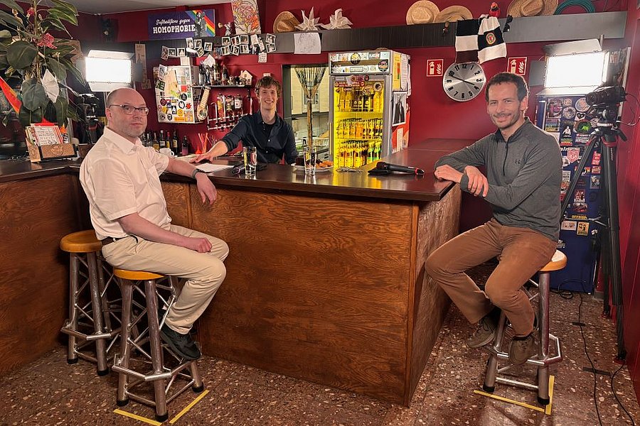 Foto der Gesprächspartner an der Bar des Parkclubs Fürstenwalde