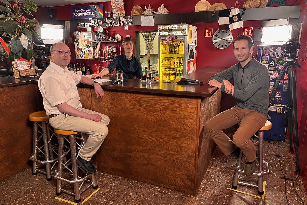 Foto der Gesprächspartner an der Bar des Parkclubs Fürstenwalde